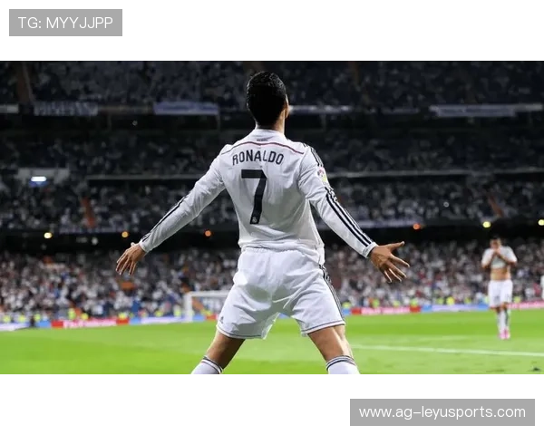 C罗深夜打电话给老队友，被拍成热搜头条