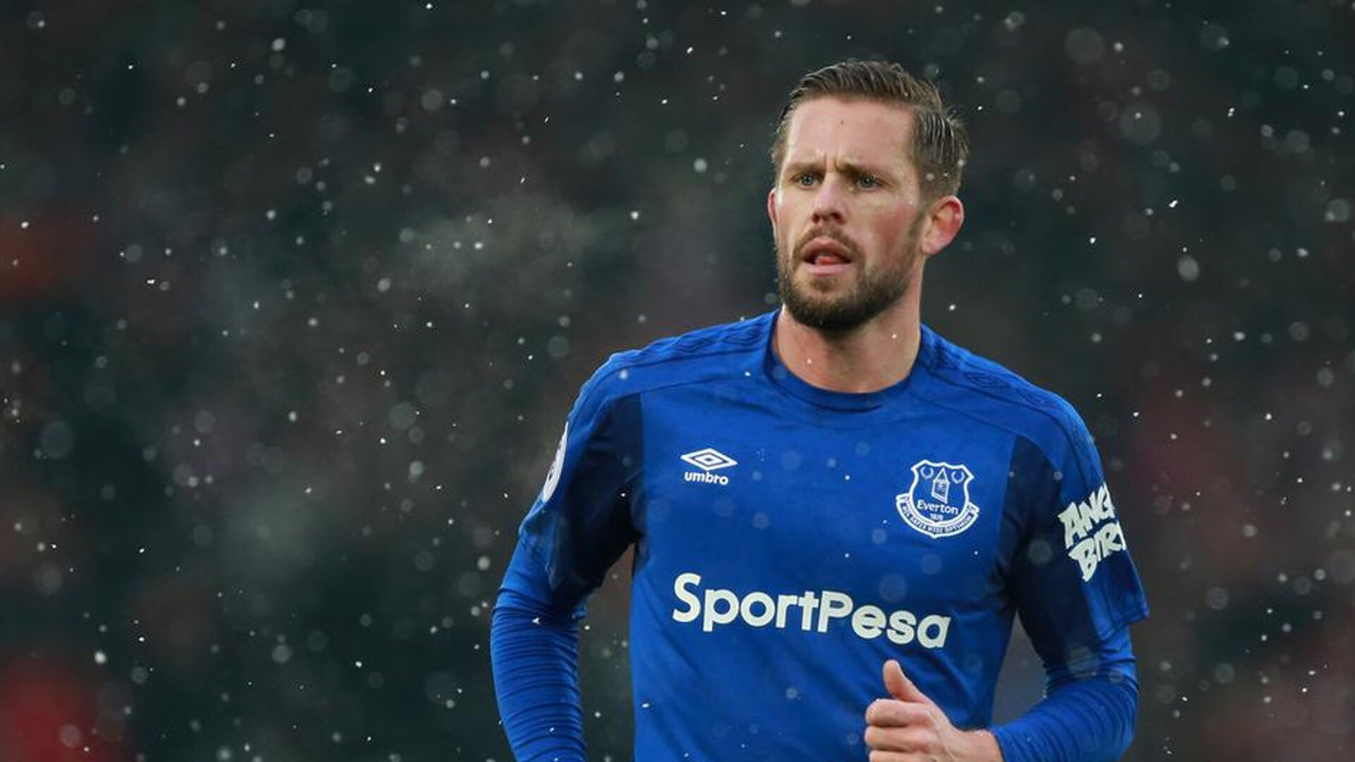 乐鱼体育下载-年轻球员在强强对话中顶住压力展现出超强心理素质，年轻人球队比赛